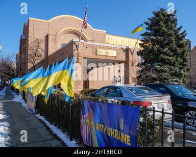 Des drapeaux ukrainiens bordent Chicago Avenue à l'extérieur du centre culturel ukrainien. Village d'Ukranian, Chicago, Illinois. Banque D'Images