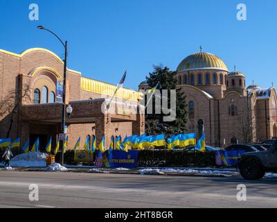 Des drapeaux ukrainiens bordent Chicago Avenue à l'extérieur du centre culturel ukrainien. Village d'Ukranian, Chicago, Illinois. Banque D'Images