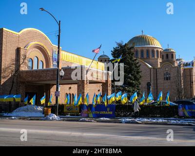 Des drapeaux ukrainiens bordent Chicago Avenue à l'extérieur du centre culturel Ukranian. Village d'Ukranian, Chicago, Illinois. Banque D'Images