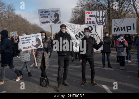 Berlin, Allemagne. 27th févr. 2022. Dimanche, des milliers de personnes se sont rassemblées devant la porte de Brandebourg de Berlin pour un rassemblement contre la guerre. (Photo de Jakub Podkowiak/PRESSCOV/Sipa USA) crédit: SIPA USA/Alay Live News Banque D'Images