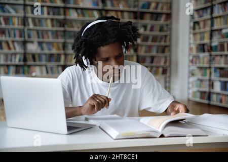 Étudiant Afro-américain concentré se préparant à l'examen. Banque D'Images
