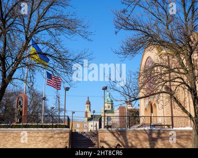 Église catholique ukrainienne Saints Volodymyr & Olha avec cathédrale Saint-Nicolas à distance, quartier du village d'Ukranian, Chicago, Illinois. Banque D'Images