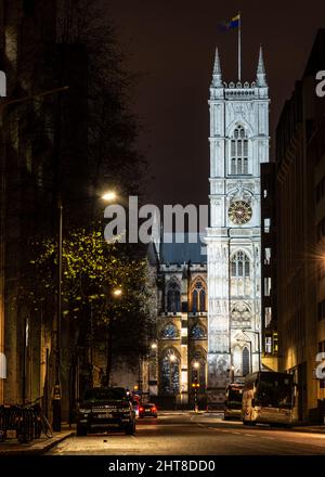 La face ouest et les tours de l'abbaye de Westminster sont illuminées la nuit comme un aperçu entre les immeubles de bureaux de Londres. Banque D'Images