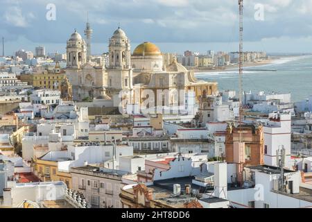 La Cathédrale de la Sainte Croix à Cadix. Espagne, le remblai de la ville de Cadix. Banque D'Images