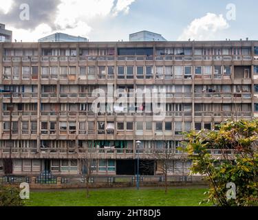 Les blocs de bureaux de gratte-ciel dans le quartier financier de Canary Wharf contrastent avec les blocs de dalle de conseil de Robin Hood Gardens dans l'extrémité est de Banque D'Images