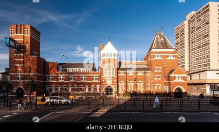 Londres, Angleterre, Royaume-Uni - 10 décembre 2011 : le soleil brille sur le bâtiment du Tower Hamlets College, sur East India Dock Road à Poplar, est de Londres. Banque D'Images