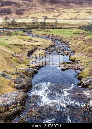 Un ruisseau de montagne s'écoule dans la rivière Helmsdale à Kilphedir, dans la strate de Kildonan, à l'extrême nord des Highlands écossais. Banque D'Images