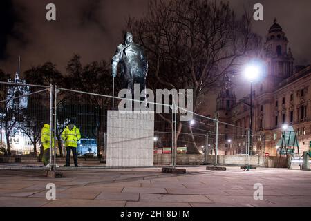 Londres, Angleterre, Royaume-Uni - 28 janvier 2011 : une paire de gardes de sécurité empêchent les manifestants d'entrer sur la place du Parlement à côté de la statue de Winston Churchill Banque D'Images