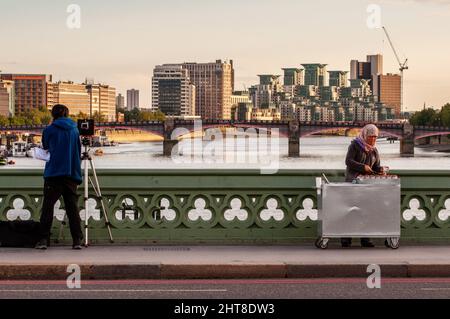 Londres, Angleterre, Royaume-Uni - le 18 septembre 2010 : un journaliste de radiodiffusion et un vendeur de nourriture de rue se trouvent sur le trottoir du pont de Westminster, dans le centre de Londo Banque D'Images