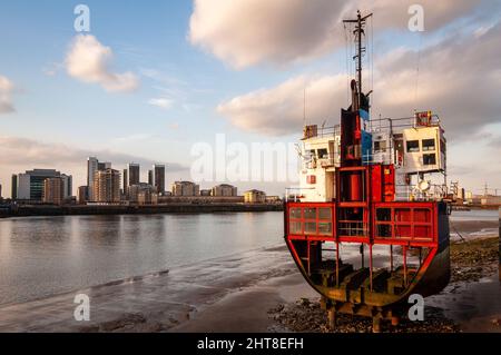 Londres, Angleterre, Royaume-Uni - 22 mars 2009 : un segment d'un petit cargo qui repose sur le côté de la Tamise, à North Greenwich, une installation artistique par Banque D'Images