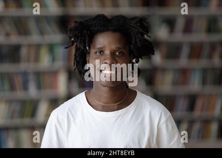 Portrait de la tête d'un homme afro-américain heureux. Banque D'Images