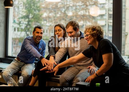 Groupe de gens d'affaires étonnants mettent leurs mains au milieu de l'équipe Banque D'Images