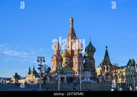 Dômes de la cathédrale Saint-Basile. Soirée dans le centre de Moscou. Banque D'Images