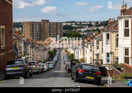 Un immeuble de 20th étages s'élève au-dessus des rues résidentielles basses de maisons mitoyennes de Southville, Bristol. Banque D'Images