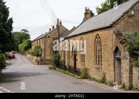 Cottages traditionnels anglais construits à partir de Ham Stone dans le village d'Odcombe, Somerset. Banque D'Images