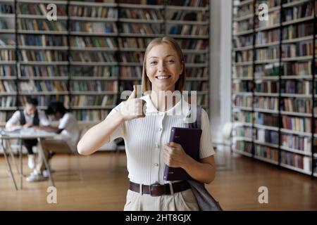 Portrait d'une jeune heureuse belle étudiante à l'université. Banque D'Images
