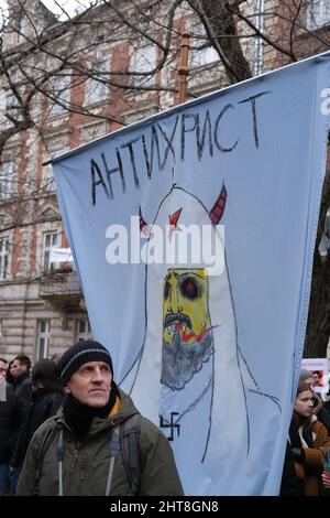 Pologne - 27 février 2022 : manifestation contre l'agression russe en Ukraine, les personnes aux bannières politiques disent non à Poutine, Arrêter la guerre, guerre en Ukraine Banque D'Images