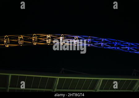 Londres, Royaume-Uni. 27th févr. 2022. L'arche de Wembley est éclairée en bleu et jaune par solidarité pour l'Ukraine lors du match final de la Carabao Cup entre Chelsea et Liverpool au stade de Wembley, le 27th 2022 février à Londres, en Angleterre. (Photo de Paul Chesterton/phcimages.com) Credit: PHC Images/Alamy Live News Banque D'Images