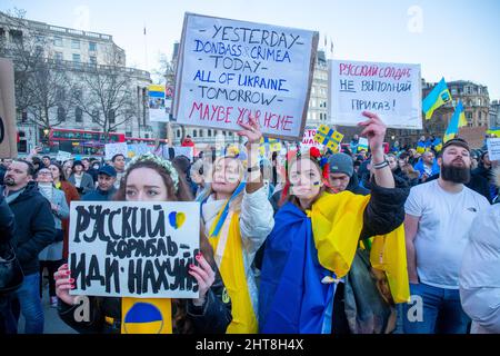 LONDRES, FÉVRIER 27 2022 des femmes tiennent des pancartes aux manifestants pro-Ukraine pour protester contre l'invasion de l'Ukraine par la Russie sur Trafalgar Square. Crédit : Lucy North/Alamy Live News Banque D'Images