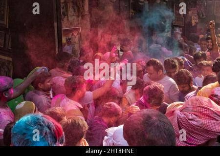 Foule célébrant le festival Holi au temple de Banke Bihari, Vrindavan, district de Mathura, Uttar Pradesh, Inde Banque D'Images