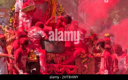 Flotteurs et jets de couleurs célébrant le Festival Holi, Vrindavan, district de Mathura, Uttar Pradesh, Inde Banque D'Images