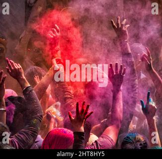 Foule célébrant le festival Holi, Mathura, Uttar Pradesh, Inde Banque D'Images
