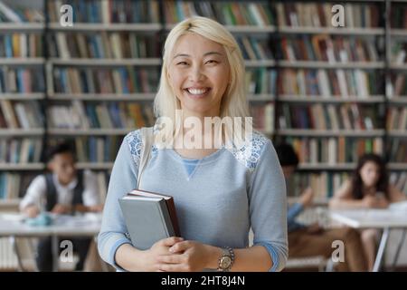 Portrait d'une jeune étudiante féminine asiatique intelligente et heureuse. Banque D'Images