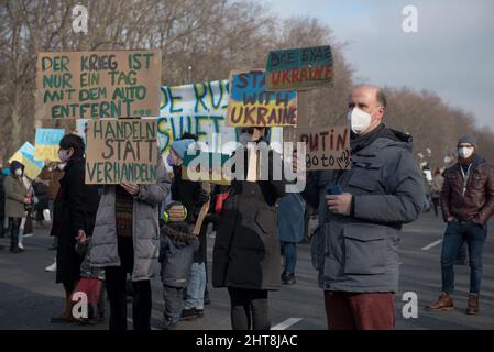 Berlin, Allemagne. 27th févr. 2022. Dimanche, des milliers de personnes se sont rassemblées devant la porte de Brandebourg de Berlin pour un rassemblement contre la guerre. (Credit image: © Jakub Podkowiak/PRESSCOV via ZUMA Press Wire) Credit: ZUMA Press, Inc./Alamy Live News Banque D'Images