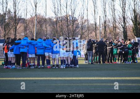 Sutton Coldfield, Royaume-Uni. 27th févr. 2022. Sutton Coldfield, Angleterre, 27th les deux joueurs de West Bromwich Albion et Coventry United forment des caucus après le match de la FA Cup entre West Bromwich Albion et Coventry United au Central Ground. Gareth Evans/SPP crédit: SPP Sport presse photo. /Alamy Live News Banque D'Images