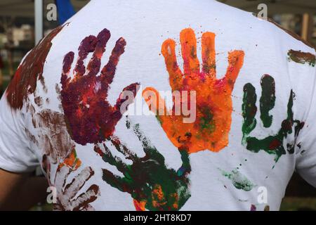 les couleurs de l'anti-guerre attirées par les mains pour la paix Banque D'Images