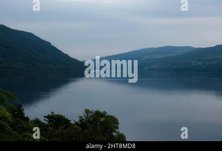 Vue sur le Loch Tay depuis le côté nord, près de Fearnan, Perth et Kinross, Écosse, Royaume-Uni Banque D'Images