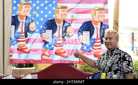 Orlando, Floride, États-Unis. 27th février 2022. L'artiste Tommy Zegan souligne son tableau de Donald Trump à la Conférence d'action politique conservatrice (CPAC22) à Orlando, en Floride, le dimanche 27 février 2022. Photo de Joe Marino/UPI crédit: UPI/Alay Live News Banque D'Images