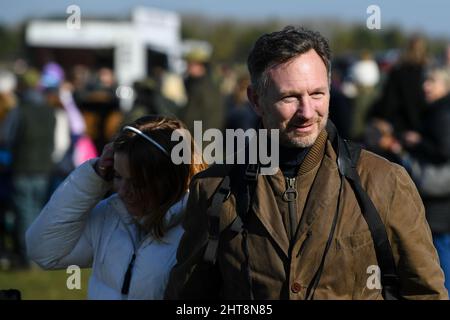 LARKHILL, Wiltshire, Royaume-Uni, 27th Fenruary, 2022. Photo de gauche à droite : Geri Halliwell et Christian Horner OBE (directeur de Red Bull Racing) au South & West Wilts Hunt point à point. Credit: Peter Nixon/Alay Live News Banque D'Images