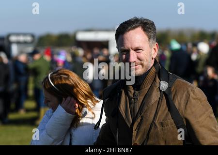 LARKHILL, Wiltshire, Royaume-Uni, 27th Fenruary, 2022. Photo de gauche à droite : Geri Halliwell et Christian Horner OBE (directeur de Red Bull Racing) au South & West Wilts Hunt point à point. Credit: Peter Nixon/Alay Live News Banque D'Images