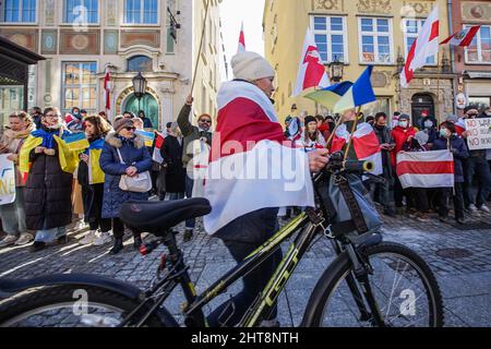 Gdansk, Pologne. 27th févr. 2022. Des manifestants tenant des abanteurs anti-Poutine, anti-russe et anti-guerre et des drapeaux biélorusses blancs et blancs historiques sont vus à Gdansk, en Pologne, le 27 février 2022 les Biélorusses vivant dans la ville et leurs partisans protestent contre l'agression russe et bélarussienne contre l'Ukraine. Credit: Vadim Pacajev/Alay Live News Banque D'Images