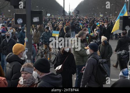 Berlin, Allemagne. 27th févr. 2022. Dimanche, des milliers de personnes se sont rassemblées devant la porte de Brandebourg de Berlin pour un rassemblement contre la guerre. (Photo de Jakub Podkowiak/PRESSCOV/Sipa USA) crédit: SIPA USA/Alay Live News Banque D'Images