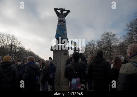 Berlin, Allemagne. 27th févr. 2022. Dimanche, des milliers de personnes se sont rassemblées devant la porte de Brandebourg de Berlin pour un rassemblement contre la guerre. (Photo de Jakub Podkowiak/PRESSCOV/Sipa USA) crédit: SIPA USA/Alay Live News Banque D'Images