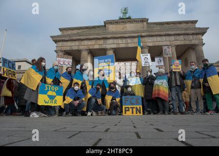 Berlin, Allemagne. 27th févr. 2022. Dimanche, des milliers de personnes se sont rassemblées devant la porte de Brandebourg de Berlin pour un rassemblement contre la guerre. (Photo de Jakub Podkowiak/PRESSCOV/Sipa USA) crédit: SIPA USA/Alay Live News Banque D'Images