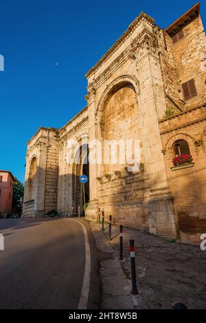 Porta San Pietro (porte Saint-Pierre), porte Renaissance datant du 15th siècle située dans les murs de la vieille ville de Pérouse Banque D'Images