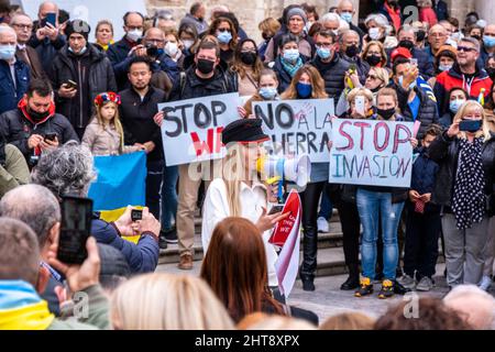 Valence, Espagne; 27th février 2022: Des manifestants protestent contre la guerre lors d'une manifestation contre l'invasion de l'Ukraine par la Russie. Crédit : Media+Media/Alamy Live News Banque D'Images