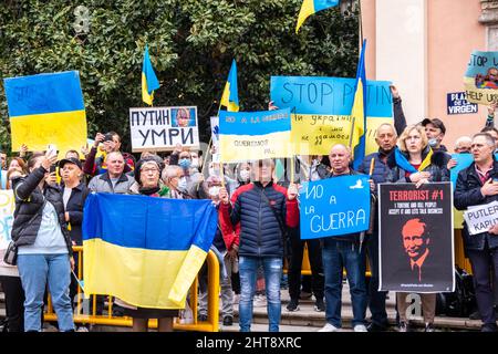 Valence, Espagne; 27th février 2022: Des manifestants protestent contre la guerre lors d'une manifestation contre l'invasion de l'Ukraine par la Russie. Crédit : Media+Media/Alamy Live News Banque D'Images