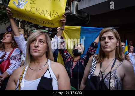 Buenos Aires, Argentine. 25th févr. 2022. Les manifestants écoutent les discours pendant la manifestation. Sous les slogans "Free Ukraine" et "We are with Ukraine", la communauté ukrainienne-Argentine a organisé une manifestation devant l'ambassade de Russie, dans le quartier central de Recoleta dans la ville de Buenos Aires, à la suite du conflit armé actuellement maintenu par les deux pays. Crédit : SOPA Images Limited/Alamy Live News Banque D'Images