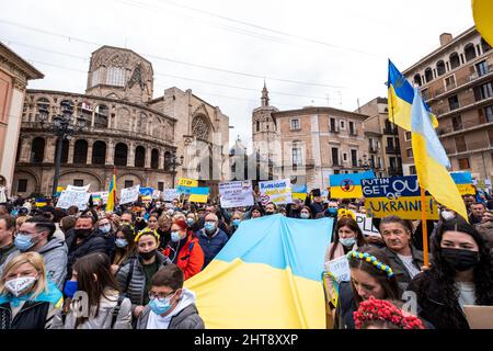 Valence, Espagne; 27th février 2022: Des manifestants protestent contre la guerre lors d'une manifestation contre l'invasion de l'Ukraine par la Russie. Crédit : Media+Media/Alamy Live News Banque D'Images