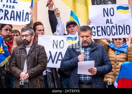 Valence, Espagne; 27th février 2022: Des manifestants protestent contre la guerre lors d'une manifestation contre l'invasion de l'Ukraine par la Russie. Crédit : Media+Media/Alamy Live News Banque D'Images