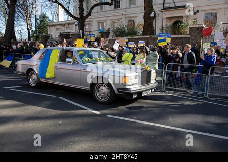 Londres, Royaume-Uni, 27th février 2022 Une Rolls Royce décorée de tournesols et de drapeaux ukrainiens passe devant l'ambassade de Russie où les gens se sont réunis pour protester contre les récentes attaques de la Russie contre l'Ukraine. Banque D'Images