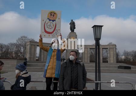 Berlin, Allemagne. 27th févr. 2022. Dimanche, des milliers de personnes se sont rassemblées devant la porte de Brandebourg de Berlin pour un rassemblement contre la guerre. (Credit image: © Jakub Podkowiak/PRESSCOV via ZUMA Press Wire) Credit: ZUMA Press, Inc./Alamy Live News Banque D'Images