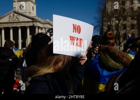 Femme portant le panneau « No War », protestation contre l'invasion de l'Ukraine par la Russie, Trafalgar Square, Londres, Royaume-Uni, 27 février 2022 Banque D'Images