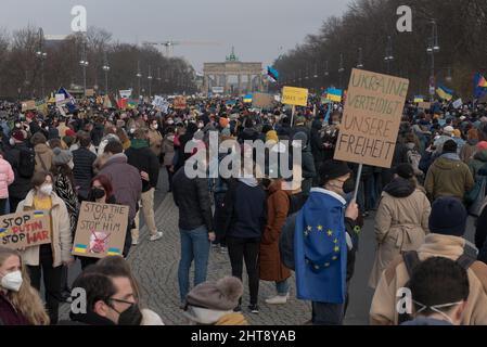 Berlin, Allemagne. 27th févr. 2022. Dimanche, des milliers de personnes se sont rassemblées devant la porte de Brandebourg de Berlin pour un rassemblement contre la guerre. (Credit image: © Jakub Podkowiak/PRESSCOV via ZUMA Press Wire) Credit: ZUMA Press, Inc./Alamy Live News Banque D'Images