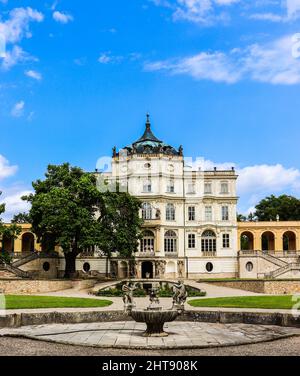 Photo verticale du château de Ploskovice, Zamek Ploskovice. Tchéquie. Banque D'Images