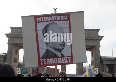 Berlin, Allemagne. 27th févr. 2022. Dimanche, des milliers de personnes se sont rassemblées devant la porte de Brandebourg de Berlin pour un rassemblement contre la guerre. (Credit image: © Jakub Podkowiak/PRESSCOV via ZUMA Press Wire) Credit: ZUMA Press, Inc./Alamy Live News Banque D'Images